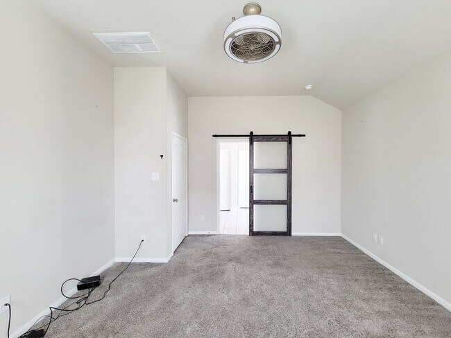 Building Photo - Live comfortably in this stunning Lake Rid...