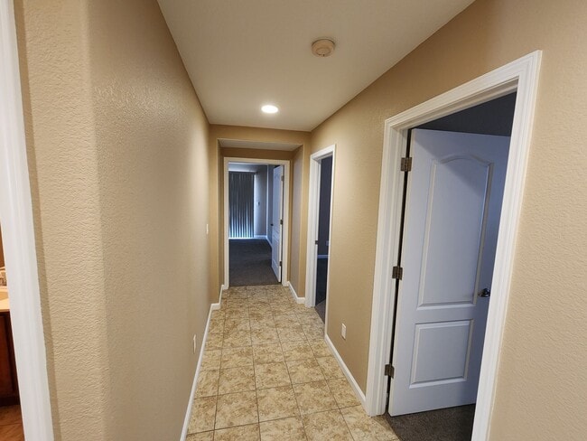 Building Photo - 4 Bedroom Home with 3 Car Garage in Dayton-Riverpark