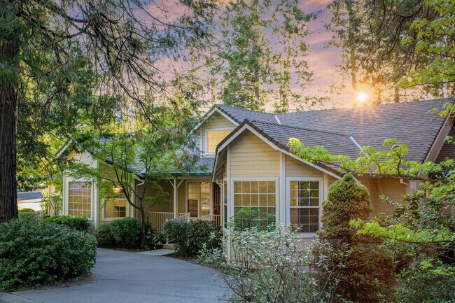 Building Photo - Spacious 3 Bedroom 2 Bathroom Home in Conv...