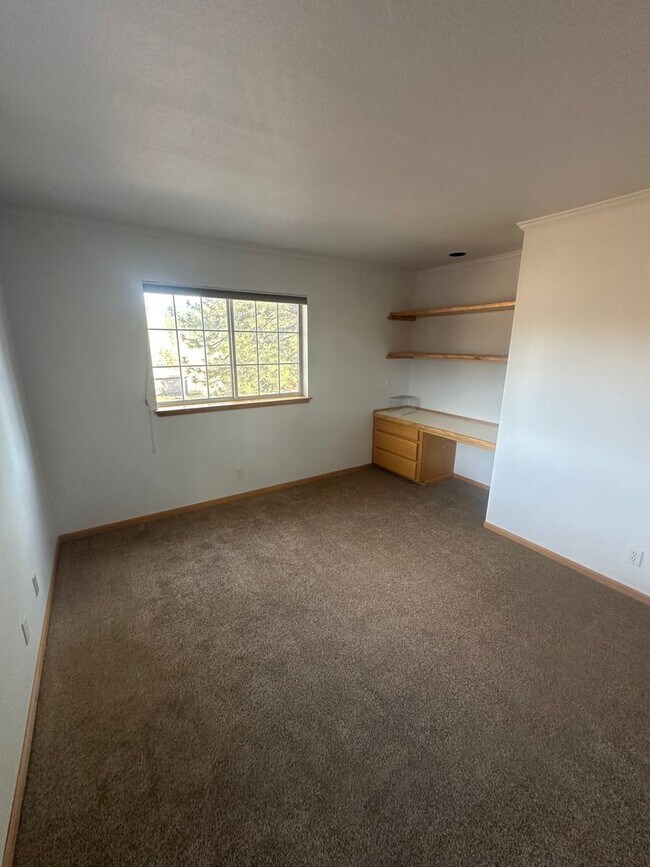 Building Photo - Long Term Glenshire Rental 3 Bed, 2.5 Bath 3 Car Garage