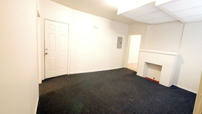 Building Photo - Updated large 2BR 1BA home with driveway p...