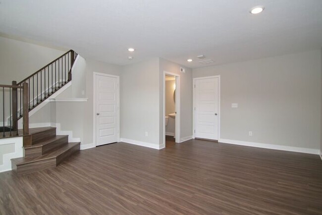 Building Photo - Beautiful Zionsville Townhome - Special Of...