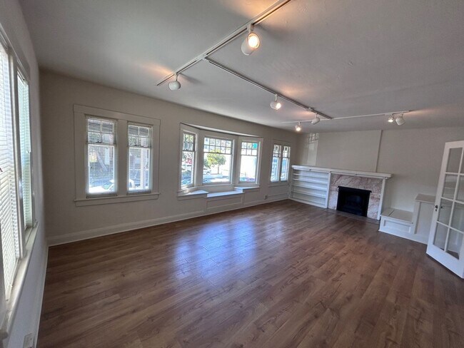 Building Photo - CM530L