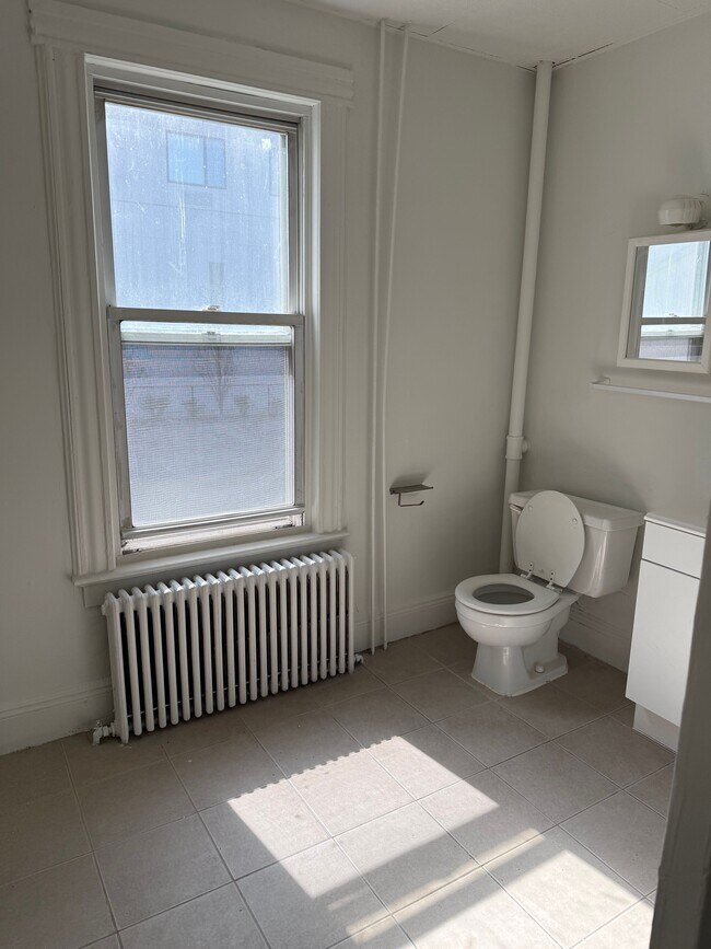 Building Photo - 1650 John St