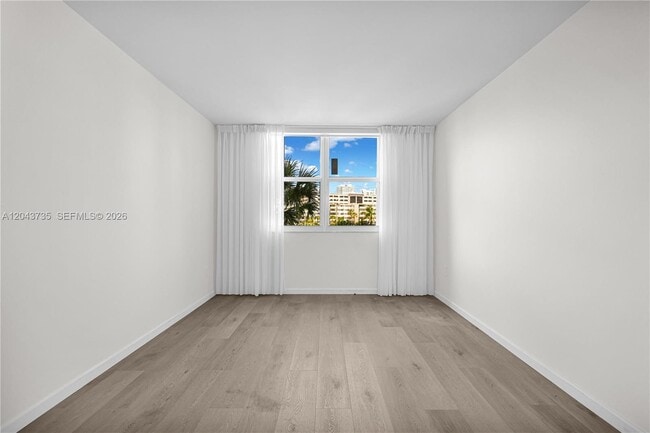 Building Photo - 300 Bayview Dr