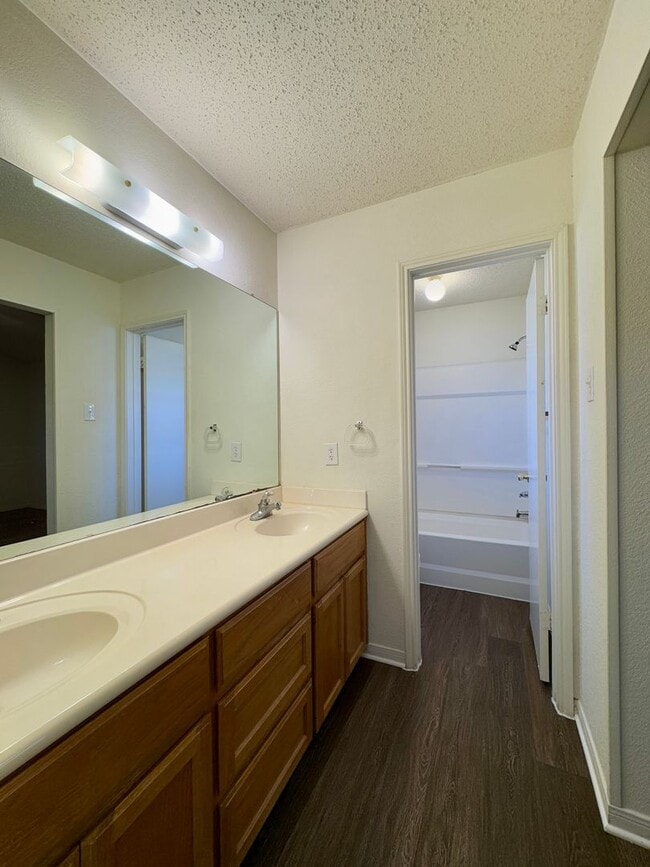 Building Photo - 974 Parkview Cir