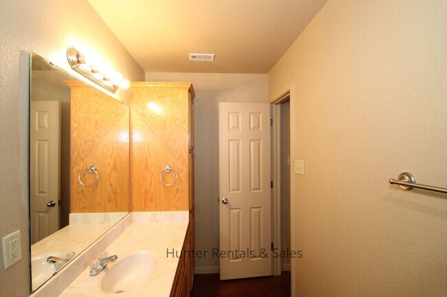 Building Photo - Spectacular Duplex--Won't last long!