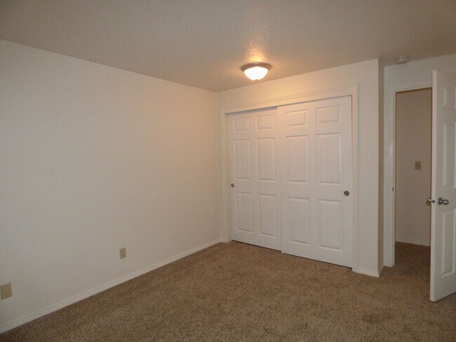 Building Photo - 986 Eastwind Ct N