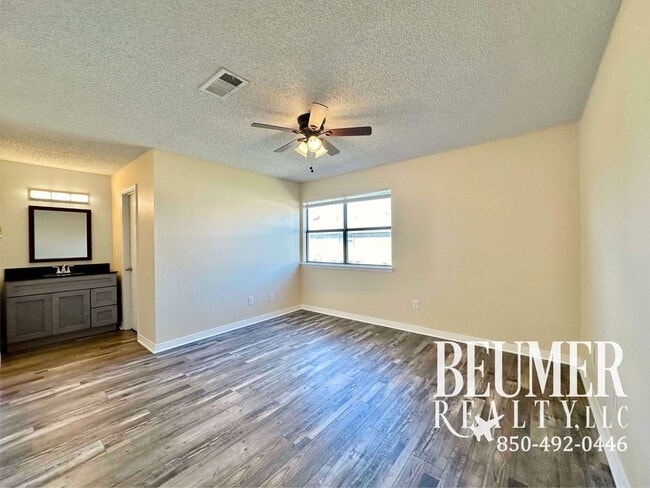 Building Photo - Townhome located minutes from beaches and NAS