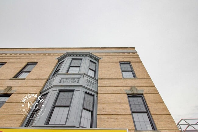 Building Photo - 852 Rogers Ave