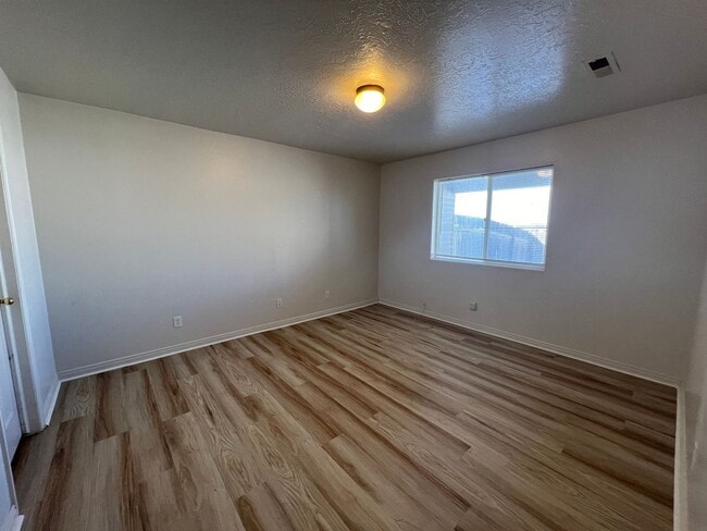 Building Photo - 3 bedroom, 2 bath in Cedar Willows