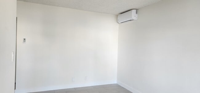 Building Photo - 823 Worcester Ave