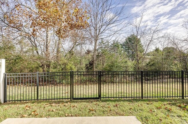 Building Photo - 1003 Irish Way