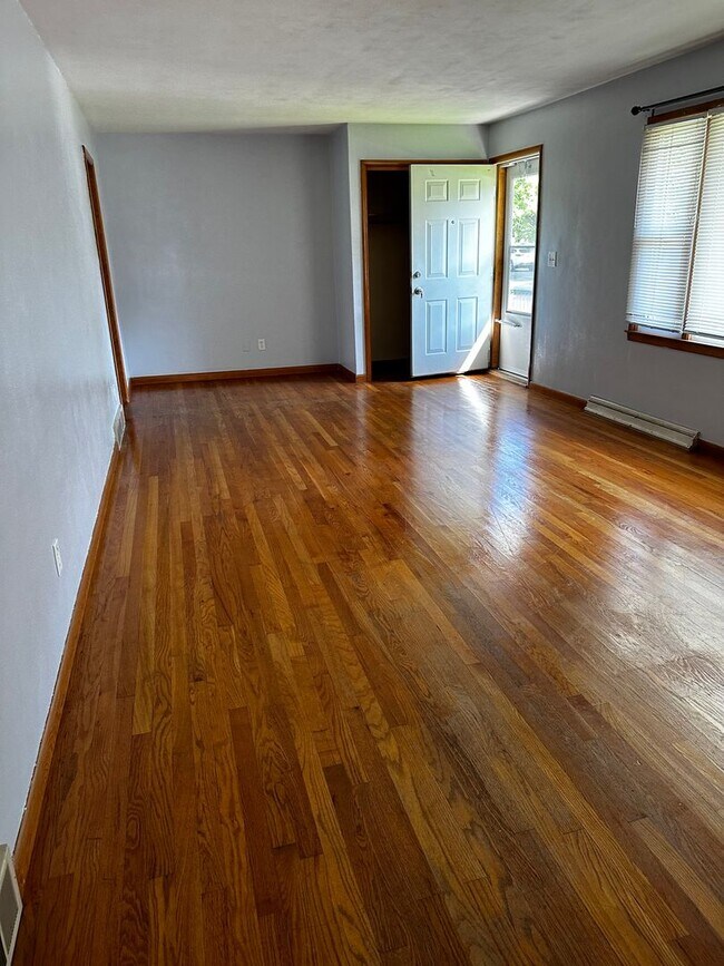 Building Photo - East Side 3 Bedroom Home!
