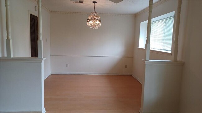 Building Photo - 9115 Sharpview Dr