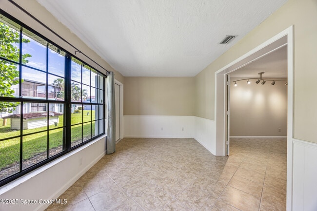 Building Photo - 194 Queens Ct