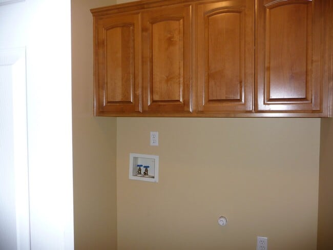 Building Photo - Spacious, West Salem Home