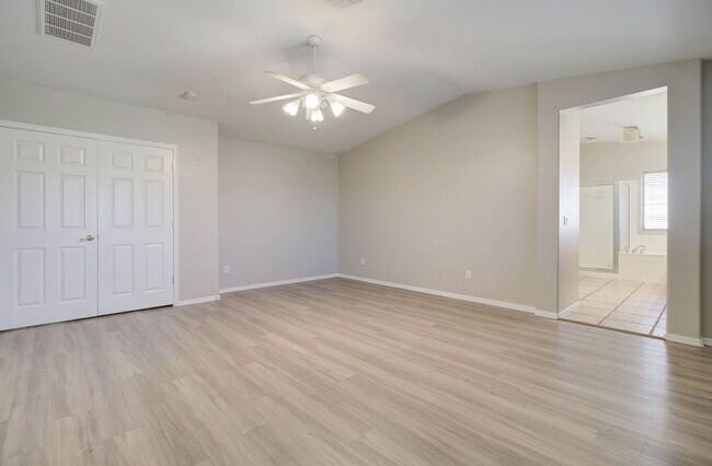 Building Photo - 2026 E County Down Dr