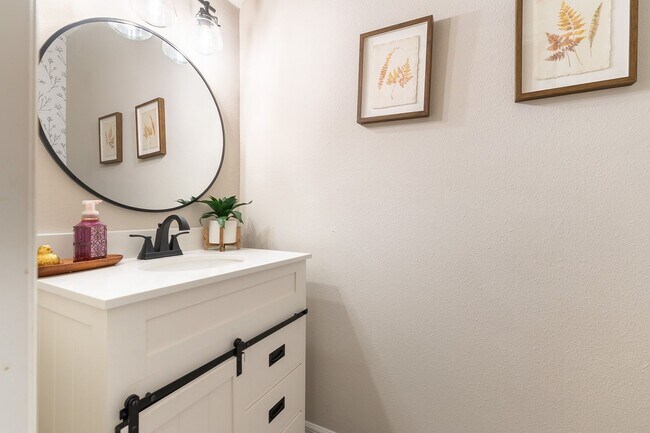 Building Photo - Stunning, Pet-Friendly, 4 Double bedroom, ...