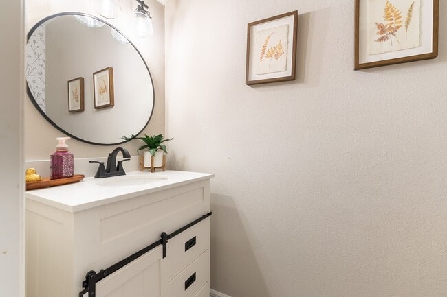 Building Photo - Stunning, Pet-Friendly, 4 Double bedroom, 2.5 Bathroom Home in Crosswind Point, Parrish