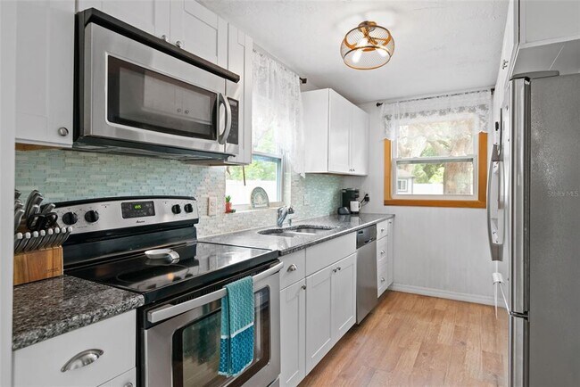 Building Photo - 508 5th Ave NE