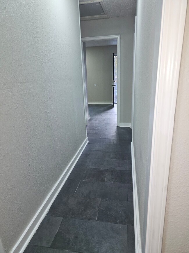 Building Photo - 2724 Henley Dr