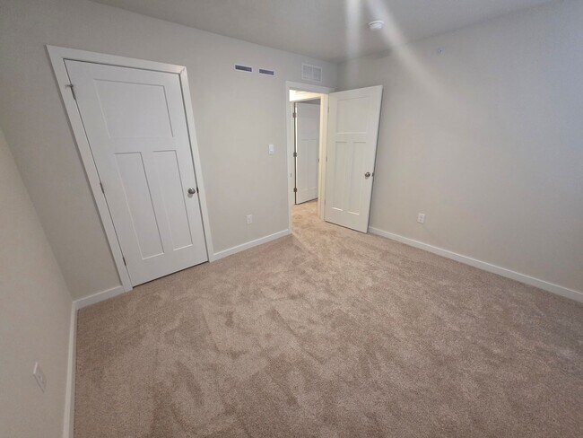 Building Photo - Luxury 4-Bedroom Townhome with Finished Walkout Basement & River Views