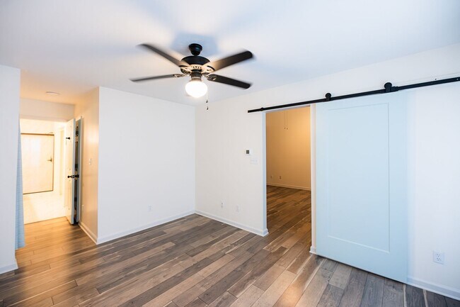 Building Photo - Beautifully updated 2-bedroom 2-bathroom + LOFT/OFFICE townhome in NW Greensboro.