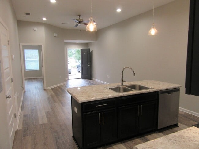 Building Photo - 612 Helen Ave