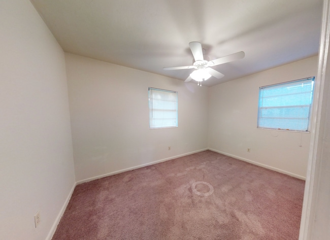 Building Photo - 824 Essex Dr