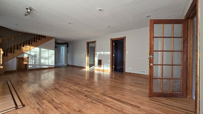 Building Photo - Large 5-Bedroom Home with Backyard Pool, G...