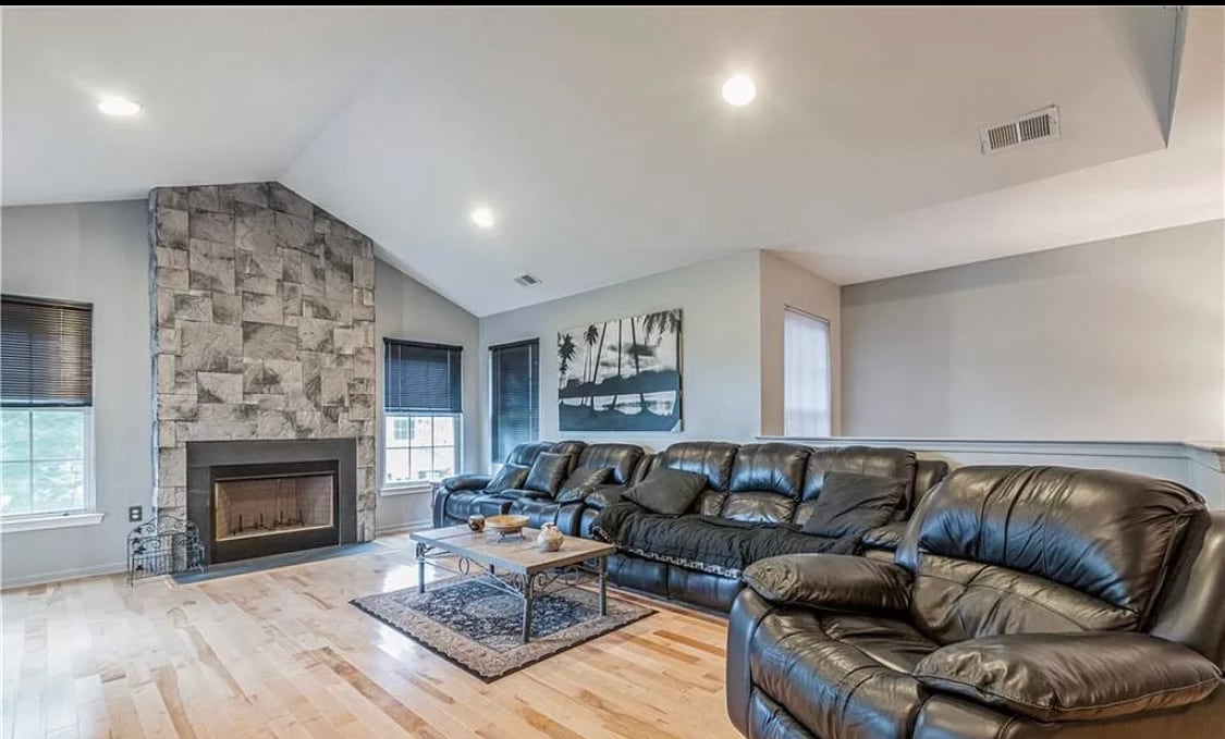 Building Photo - 115 Chariot Ct