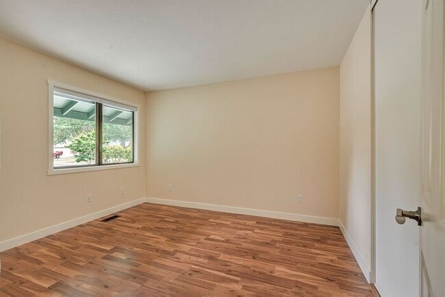 Building Photo - Single Level Ranch Style Home in Singing Woods!