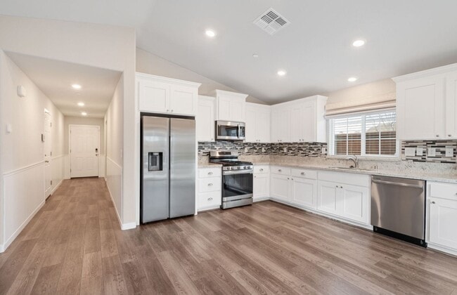 Building Photo - **Welcome Home to Your Dream Residence in Roseville!**