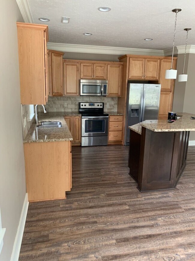 Building Photo - Beautiful 3 bedroom 2 1/2 bath home