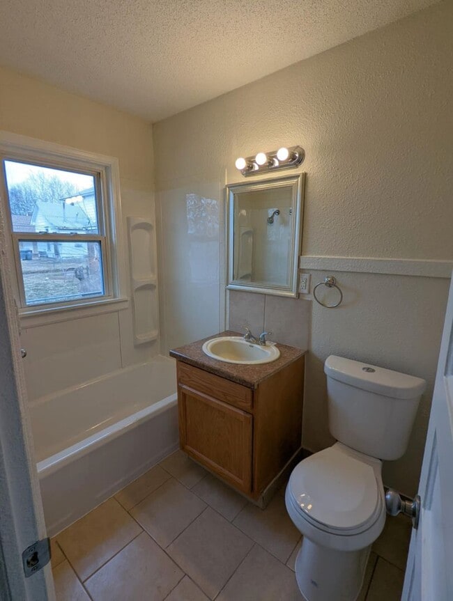Building Photo - Remodeled 1 Bed / 1 Bath Brick Quadplex- C...
