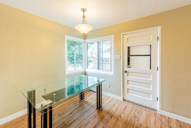 Building Photo - 444 Sierra Dr SE