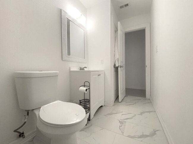 Building Photo - 3Bed/2 Bath Well kept and Upgraded! ( Mcal...