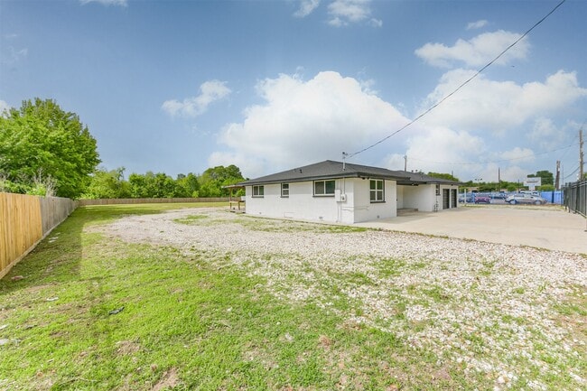 Building Photo - 9030 Almeda Genoa Rd