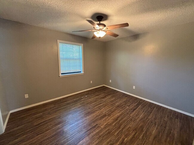 Building Photo - Discover this 3-bedroom, 2-bath home in Russellville, AR.