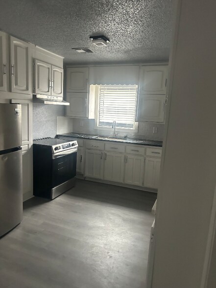 Building Photo - 503 E Zion St