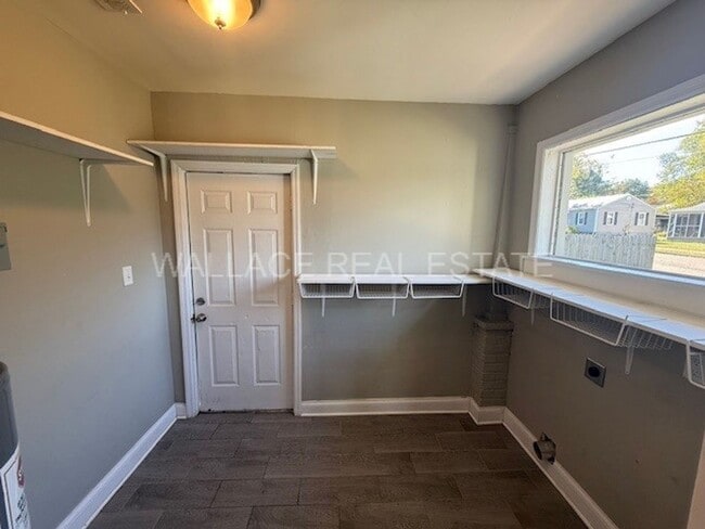 Building Photo - SUPER CUTE CRAFTSMAN HOME...2 BEDROOM/2 BA...