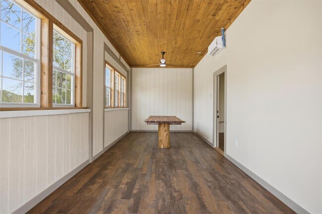 Building Photo - 520 Matzig Cove