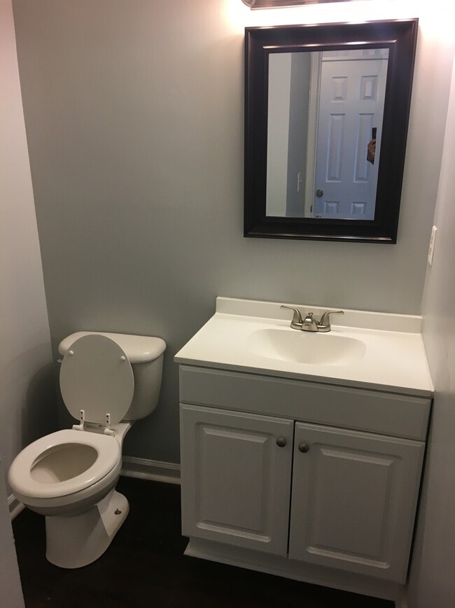 Building Photo - 2 Bedroom 1.5 Bath Townhome On James Island!