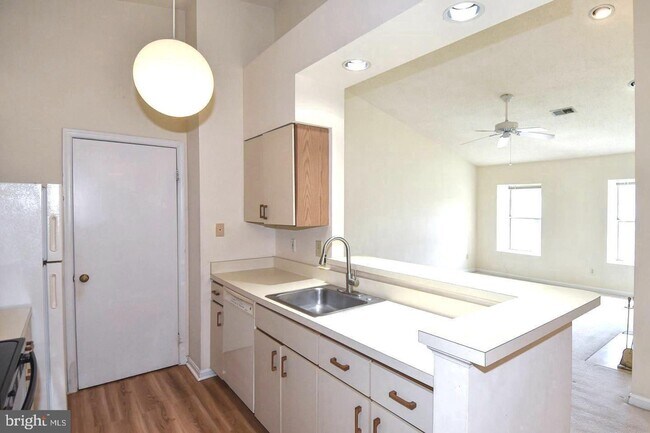 Building Photo - Sunny and spacious top floor unit featuring an open floor plan perfect for entertaining!