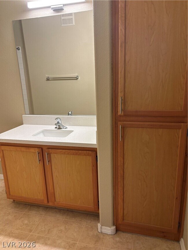 Building Photo - 1050 E Cactus Ave