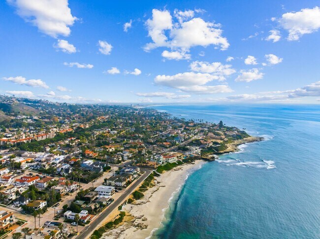 Building Photo - 2BR Coastal La Jolla Apartment | Steps to Windansea Beach