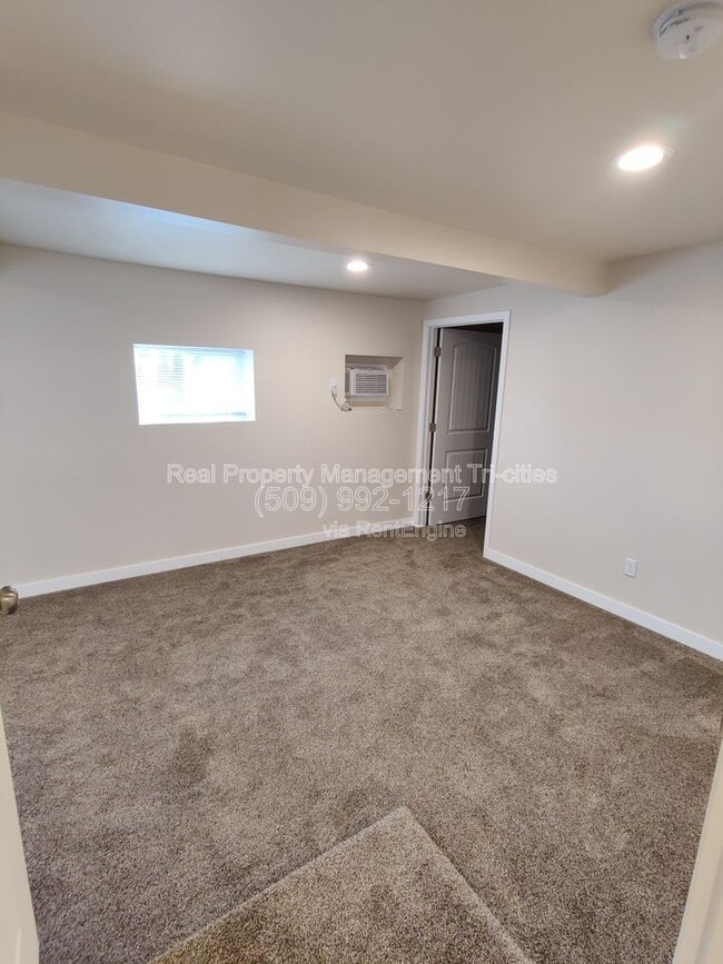 Building Photo - 44102 Dimmick Rd