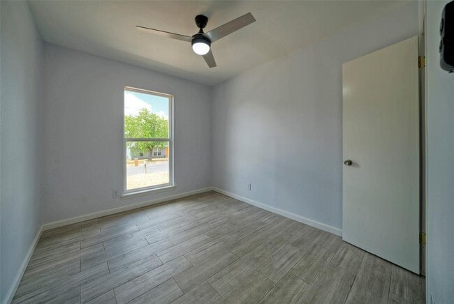Building Photo - 5301 Gladstone Dr
