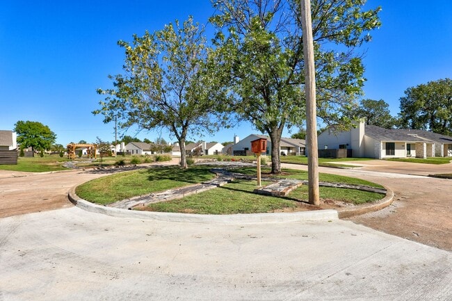 Building Photo - Home Like Living at Apartment Prices